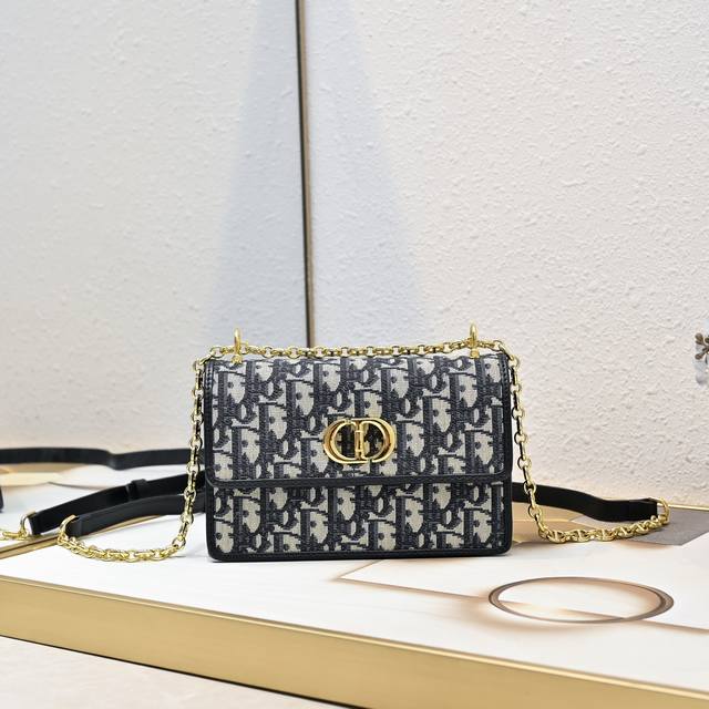 Miss Caro chain handbag The stylish and elegant style enriches the Dior Caro ser