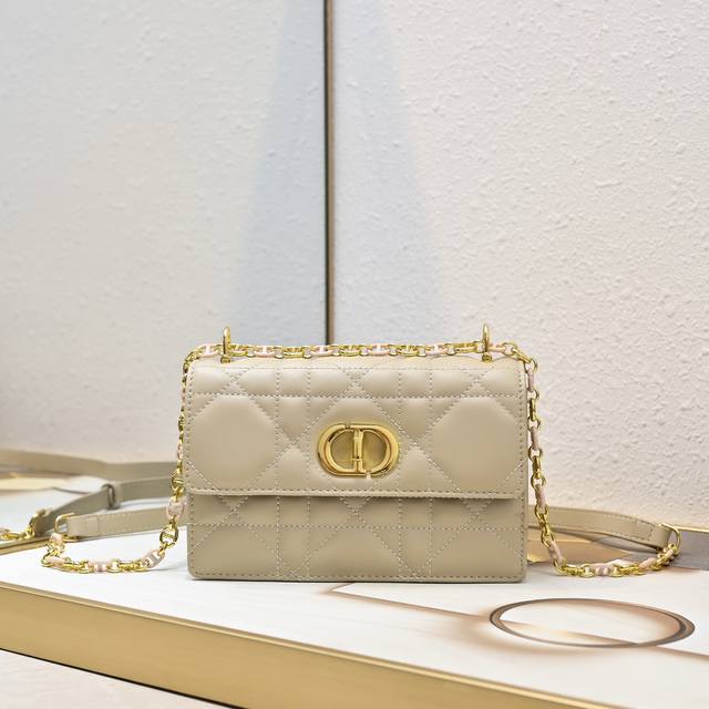 Miss Caro chain bag The stylish and elegant style enriches the Dior Caro series.