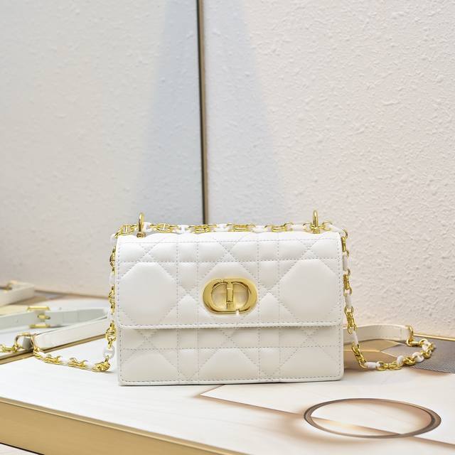 Miss Caro chain handbag The stylish and elegant style enriches the Dior Caro ser