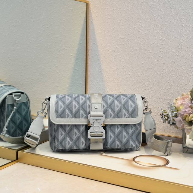 Dior - The latest messenger bag from Dior counters. The official website is sync