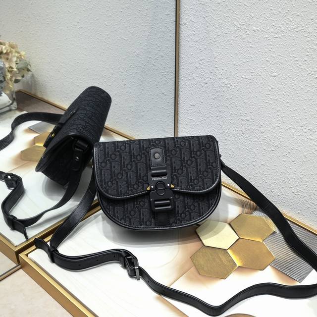 Dio.R Gallo Messenger Bag with Box This Gallop Messenger Bag is a new arrival th