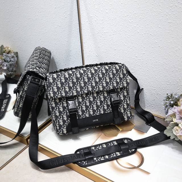 Dior Size: 31 21 8, model Cd-1060 This Diorexplorer handbag draws inspiration fr