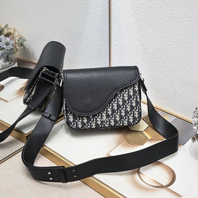 Original fabric with box Top original This mini saddle messenger bag is exquisit