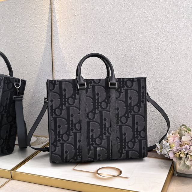 Black Oblique This East-West bag exudes timeless elegance. Crafted in black Obli