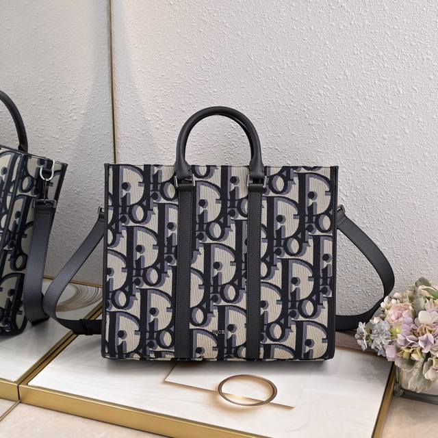 Black Oblique This East-West bag exudes timeless elegance. Crafted in black Obli
