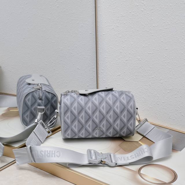 Top OriginalNew for this season, this Dior Lingot messenger bag is practical, el
