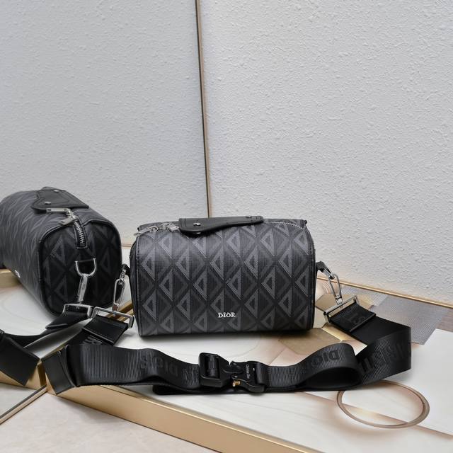 Top OriginalNew for this season, this Dior Lingot messenger bag is practical, el