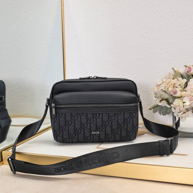 Upgraded version Large size This Rider zippered messenger bag is practical and