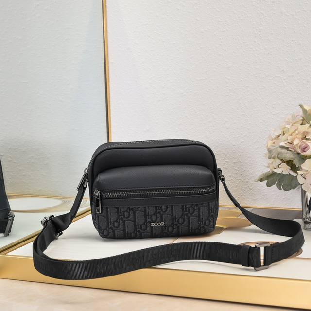 Upgraded version Small size This Rider zippered messenger bag is practical and