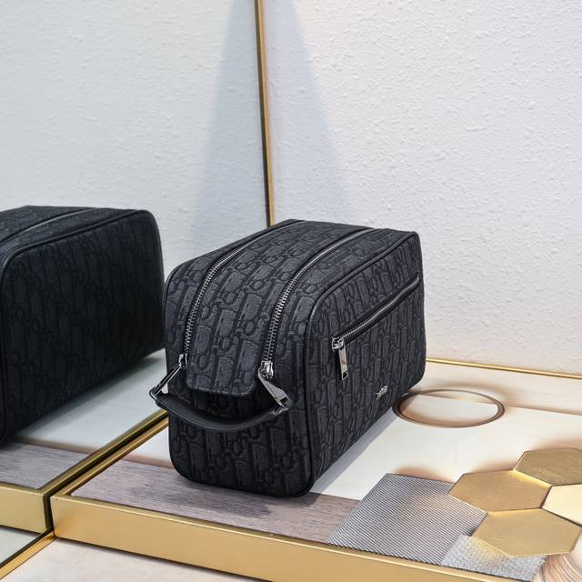 Upgraded version of the toiletry bag Dior Grey Cd Diamond No.: 2492 This toiletr