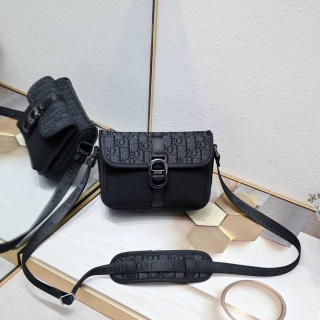 Upgraded version Small size with box This Dior 8 bag with shoulder strap is new