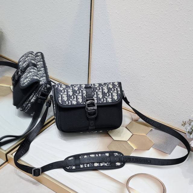 Upgraded version Small size with box This Dior 8 bag with shoulder strap is new