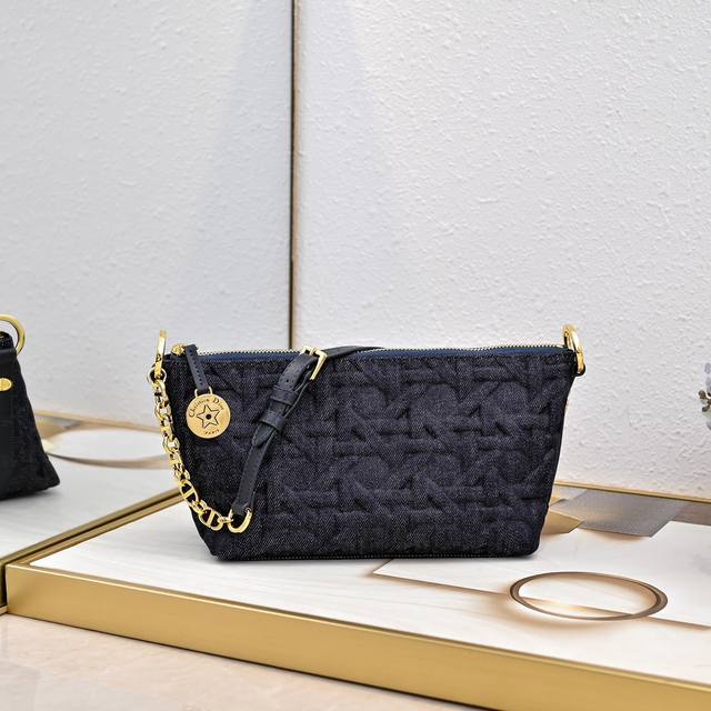 Upgraded version embossed This Diorstar Hobo chain handbag is a new product in