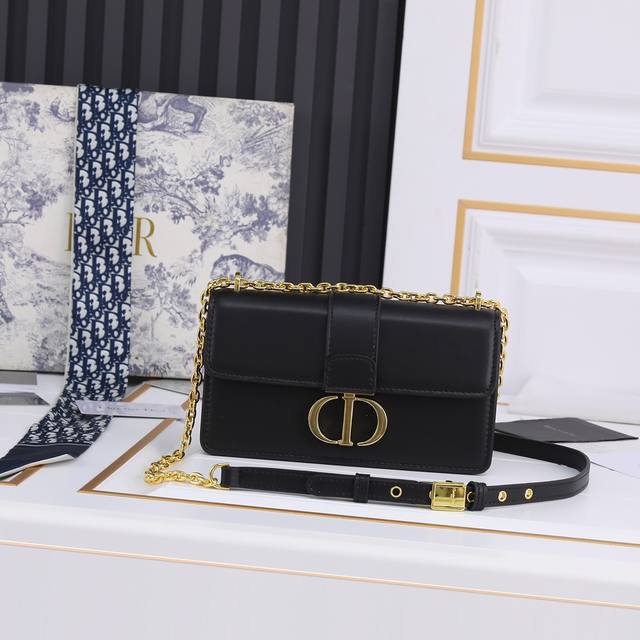 The upgraded version of the new small Di0R 30 Montaigne bag with matching hardw