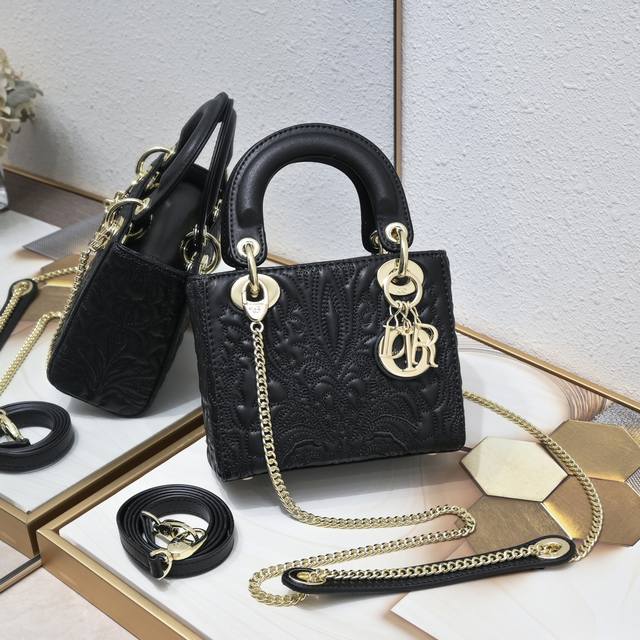 The new Lady Dior three-grid relief white bag has eye-catching quilting details
