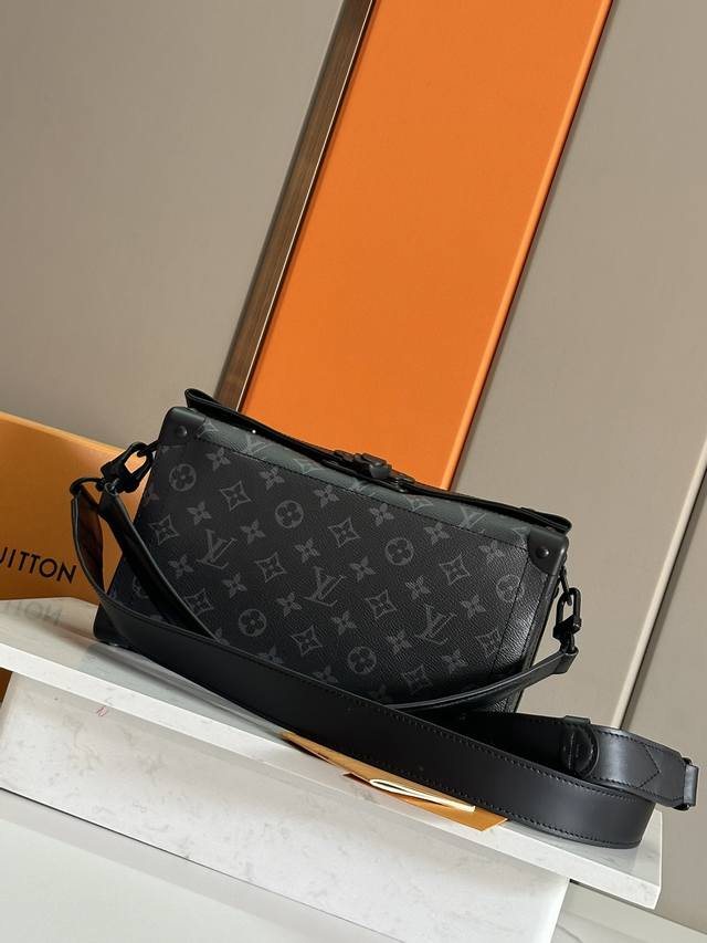 Top original development, all steel hardware This Soul Trunk East West handbag