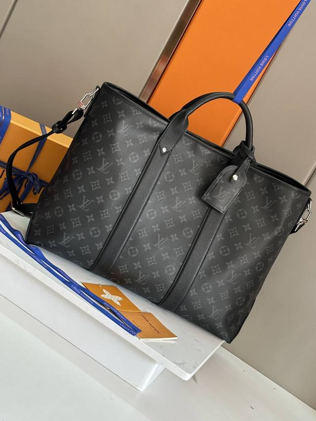 Original development, all-steel hardware This Weekend Tote handbag is made of Mo