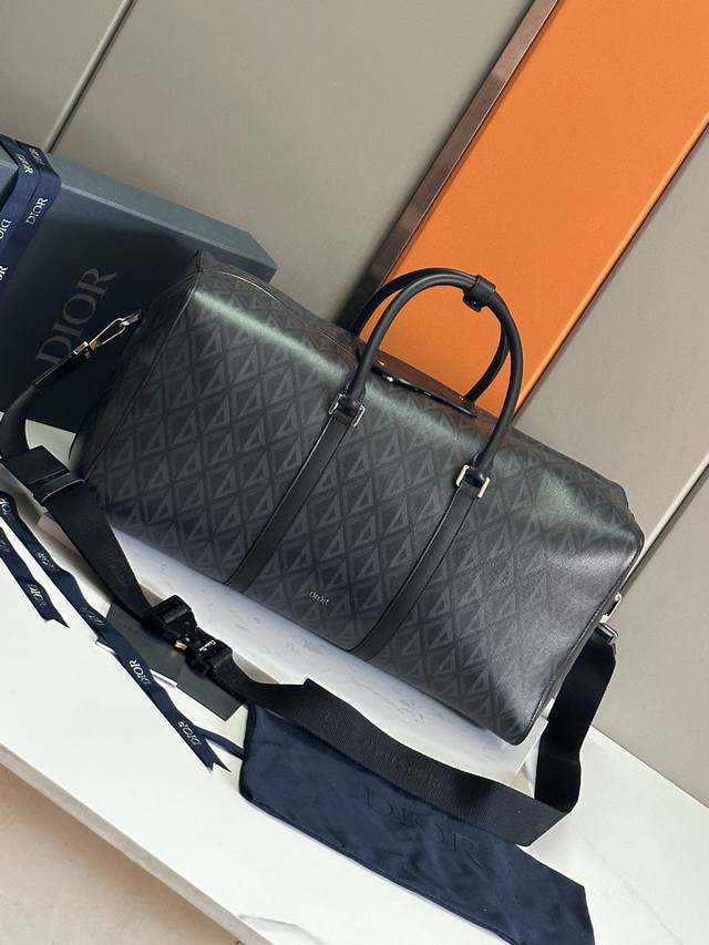 The Dior Lingot 50 is a new Dior classic, practical and elegant. Crafted in Dior