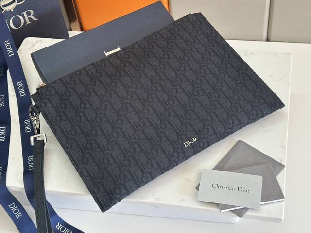 Top Original with Box This A5 clutch is stylish and simple. Crafted from beige a