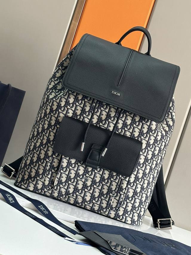 The Motion backpack is refined and elegant. Its simple shape is full of contempo