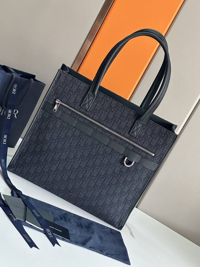 This Safari bag is a new product for the fall of 2023, combining elegance and p