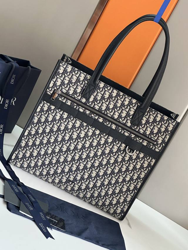This Safari bag is a new product for the fall of 2023, combining elegance and p