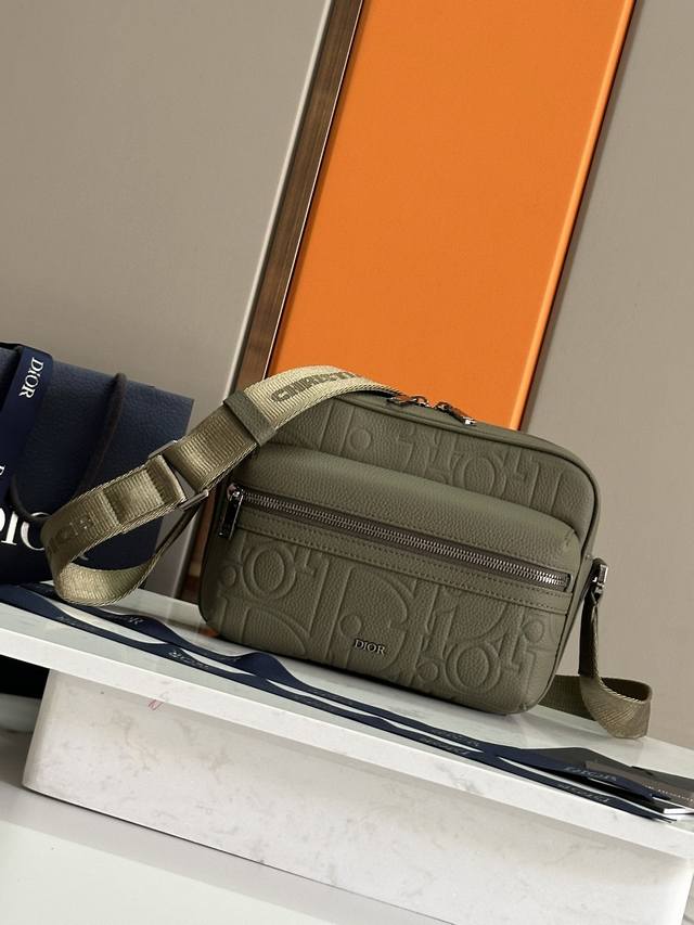 New to the Fall 2024 Men's Collection, the Rider 2.0 Zip Messenger Bag is pract