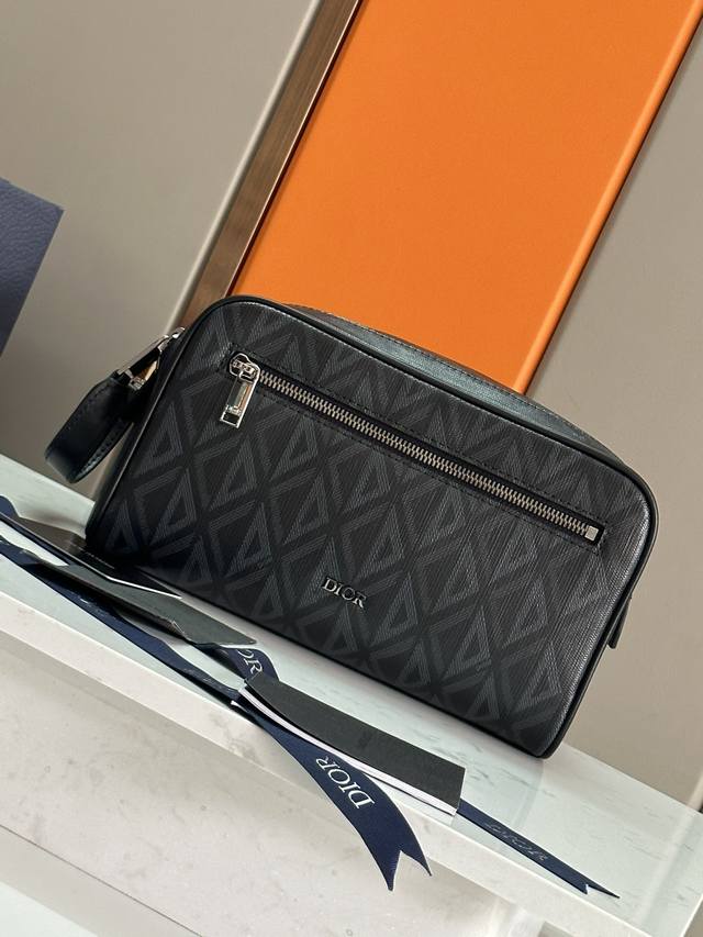 New to the Spring 2024 Men's Collection, this wash bag combines practical funct