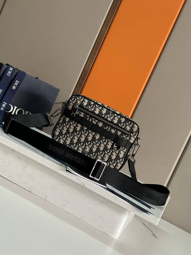 This Safari messenger bag is practical and compact for everyday use. It is caref