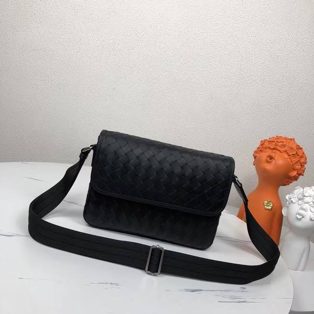 Bv woven messenger bag is a popular item. This messenger bag is made of pure han