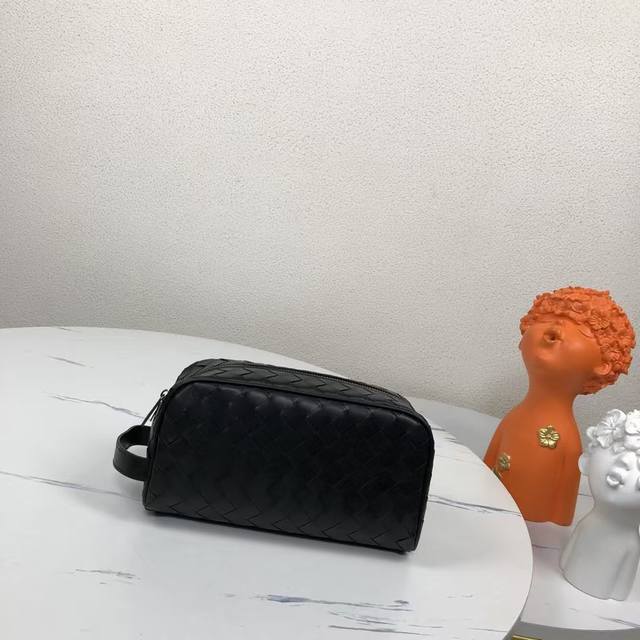 Bv pillow clutch bag is simple and handsome. It is made of imported waxed cowhid