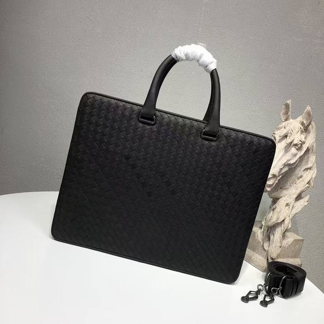 Bottega Venet men's top-level custom briefcase is well-known even without the lo