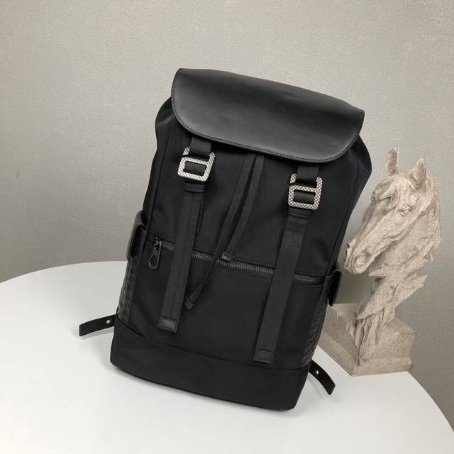 Bottegaveneta Italian luxury brand, men's backpack, flap top layer cowhide with