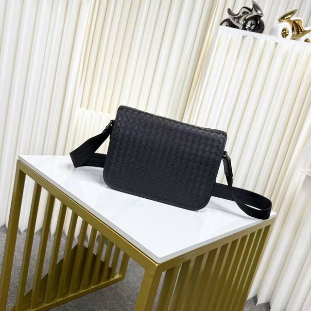 Bv woven messenger bag is a hot item in 2025. This messenger bag is made of pure