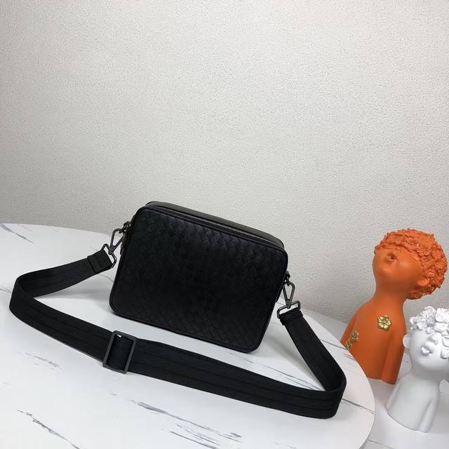 Bv-The latest men's small crossbody bag. Original quality. Official website. Use