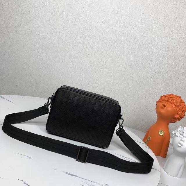 Bv-The latest men's small crossbody bag. Original quality. Official website. Use