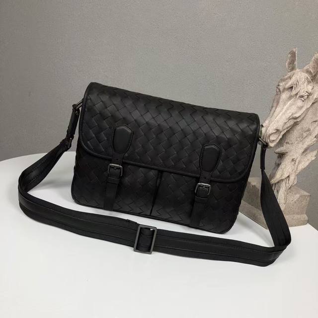 Bv woven messenger bag is a popular item. This messenger bag is made of pure han