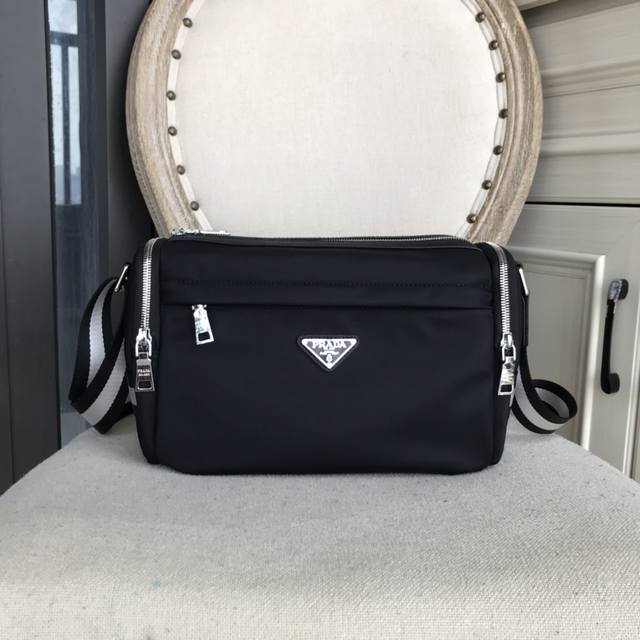 The latest style of the top counter mouse is Prada parachute waterproof cloth w