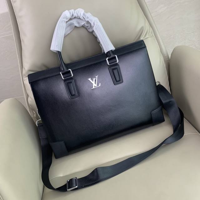 The latest hot-selling Lv imported first-layer cowhide handbag briefcase from t