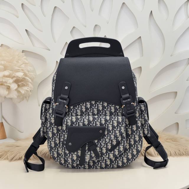 Dior - The latest backpack from Dior. The original quality is synchronized with