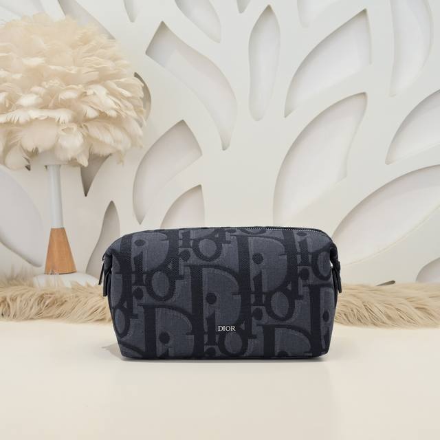 Dior - The latest toiletry bag from Dior counters. The original quality is synch