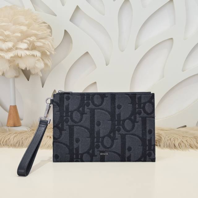 Dior - The latest clutch from Dior. The original quality is synchronized with th