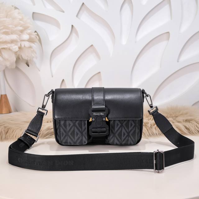 Dior-The latest messenger bag from Dior counters. The original quality is synchr