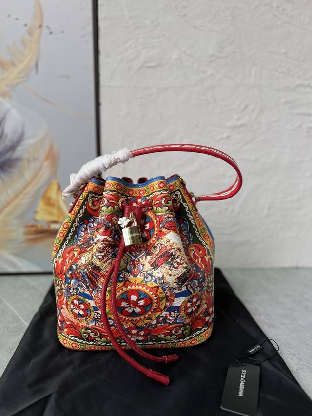 Top original Dg bucket bag with cross print rivets, can easily store various co