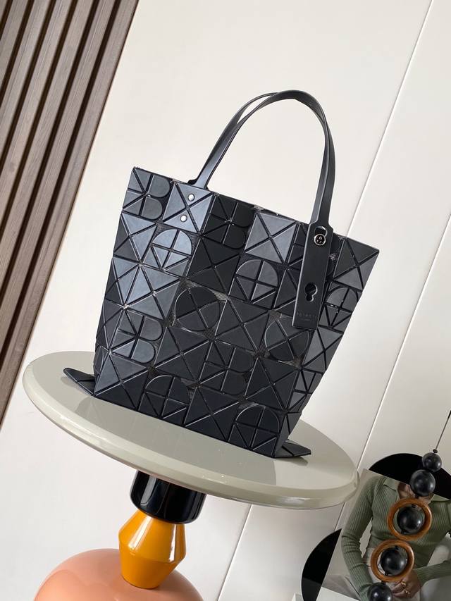 original single running volume Issey Miyake Bao Bao Size: 34Cm34Cm Issey Miyake