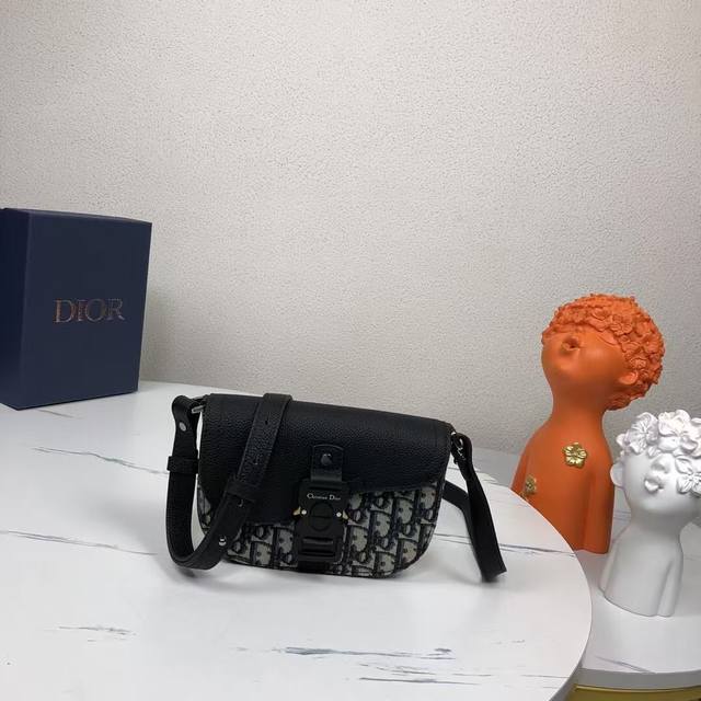 The highest version on the market, welcome to compare This saddle clutch comes