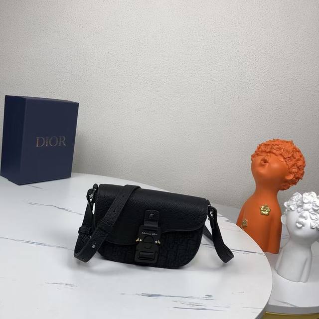 The highest version on the market, welcome to compare This saddle clutch comes