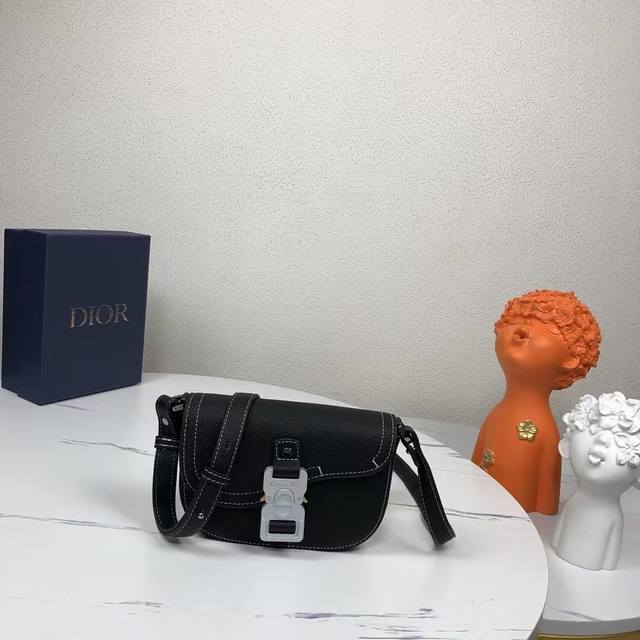 The highest version on the market, welcome to compare This saddle clutch comes