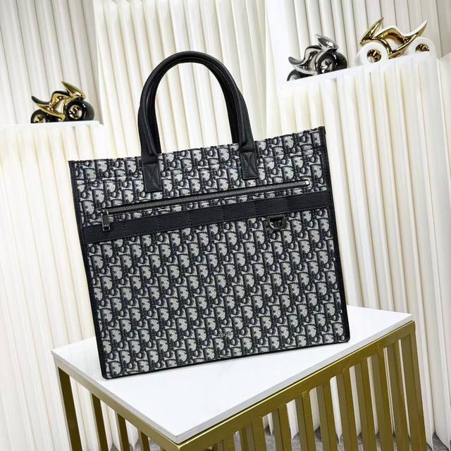 The highest version on the market This Safari handbag is a new product for the