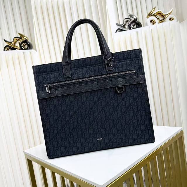 The highest version on the market, welcome to compare This Safari handbag is a